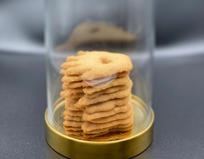 stack-of-cookies-in-glasspackaging-from-helpende-handjes.jpg